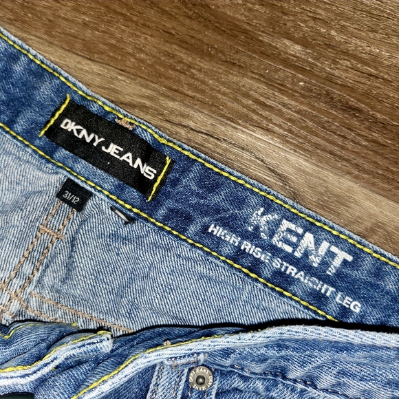 DKNY Straight High-Rise Jeans Model ‘Kent’ - Picture 7 of 15